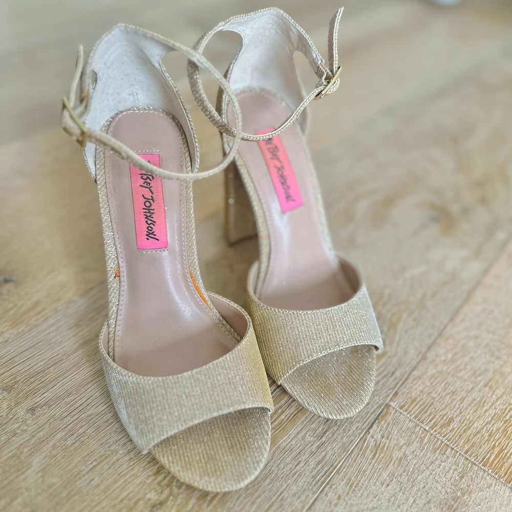 ✨Betsy Johnson✨ sparkling champagne glitter ankle strap heels